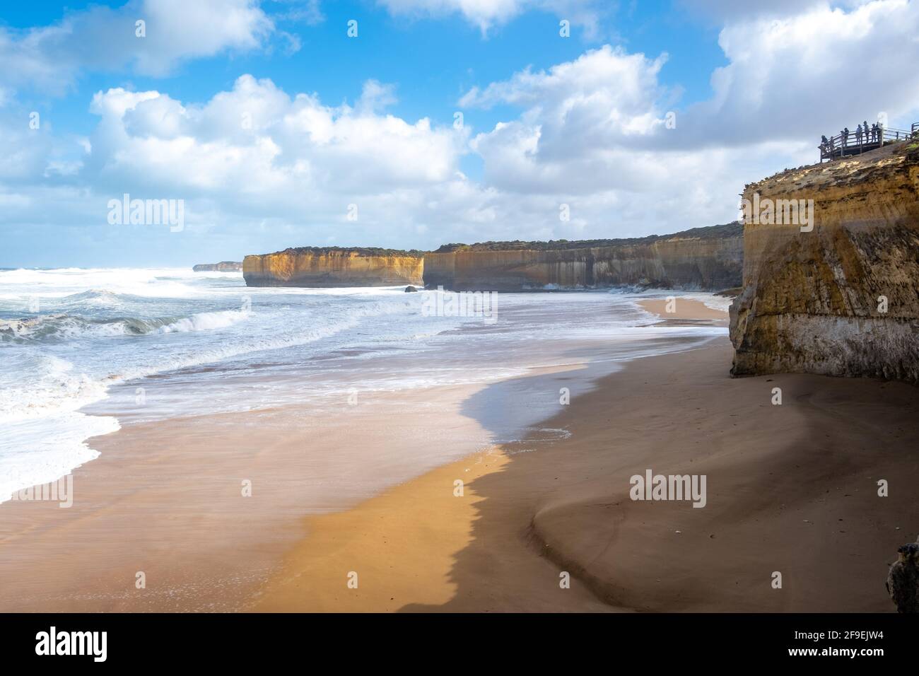 Les touristes qui cherchent une vue imprenable sur les falaises escarpées sur la côte. Great Ocean Road, Victoria, Australie Banque D'Images