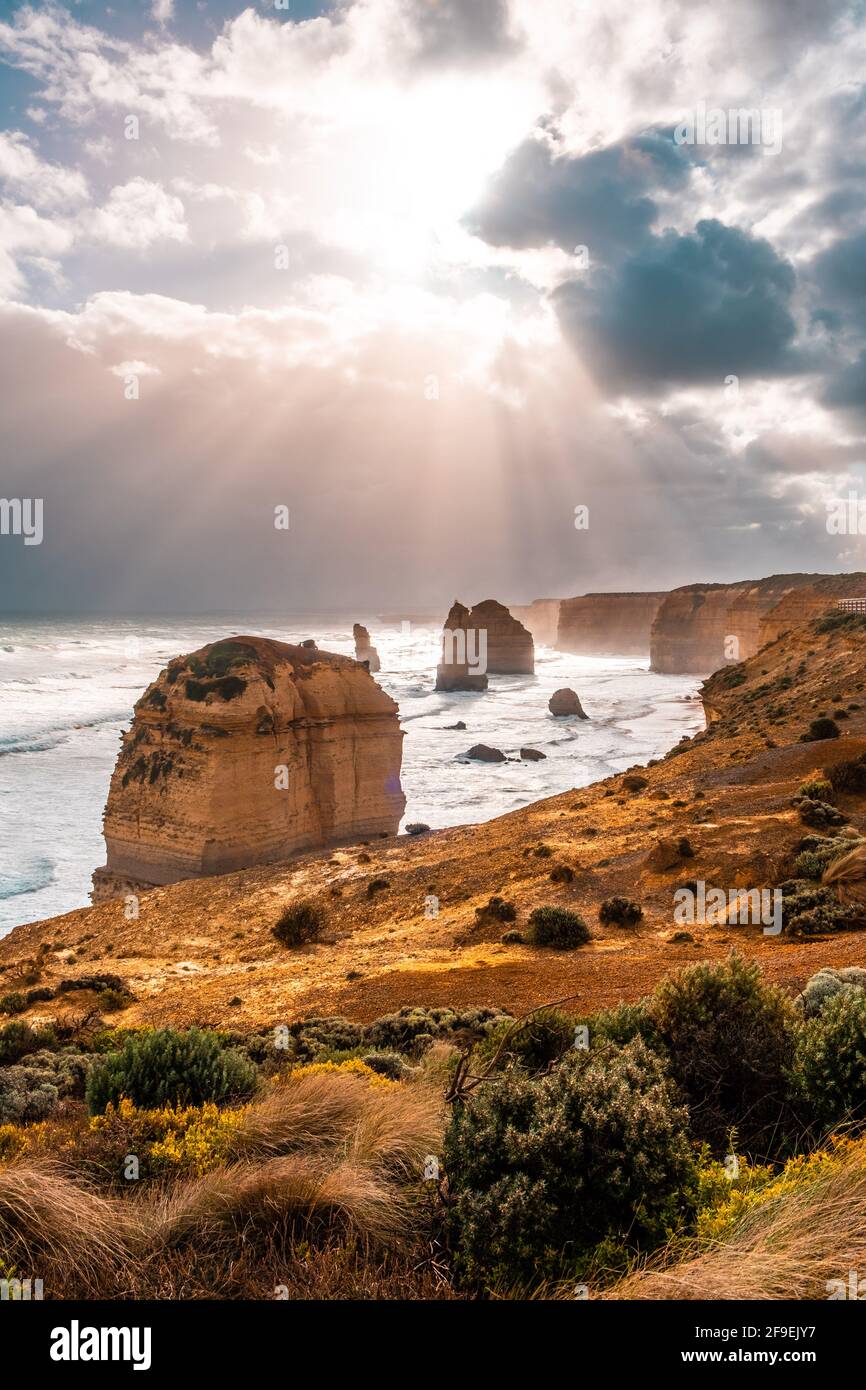 Belle lumière du soleil sur les célèbres rochers des 12 Apôtres à Victoria, en Australie Banque D'Images