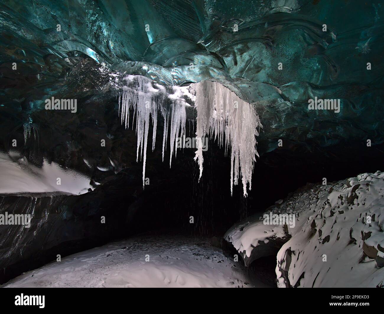 Belle vue sur la grotte de glace Sapphire, située sur le glacier de Breiðamerkurjökull, Vatnajökull, au sud de l'Islande, avec une surface de glace bleue au plafond. Banque D'Images