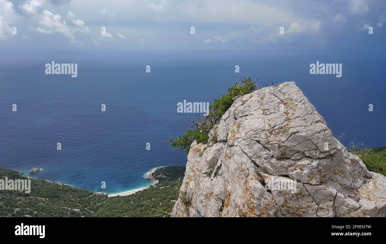 vue panoramique sur un rocher sur l'île de cres contre le ciel horizon Banque D'Images