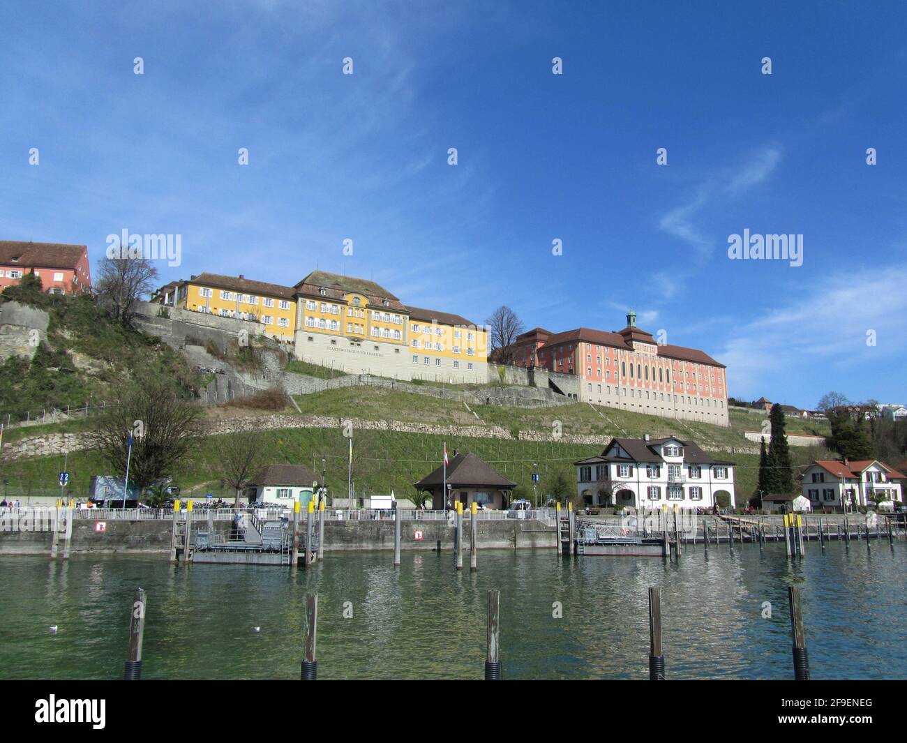 vue panoramique depuis un bateau jusqu'au bord le lac de constance Banque D'Images