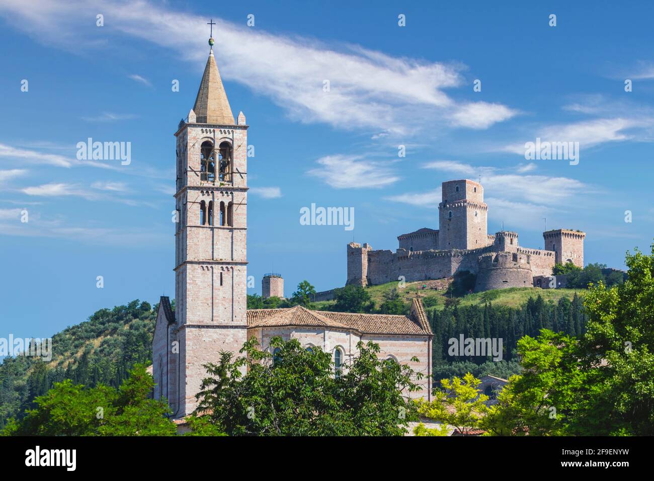 Assise, province de Pérouse, Ombrie, Italie. La basilique de Santa Chiara (ou Saint Clare) avec la forteresse du XIIe siècle de Rocca Maggiore derrière. Banque D'Images