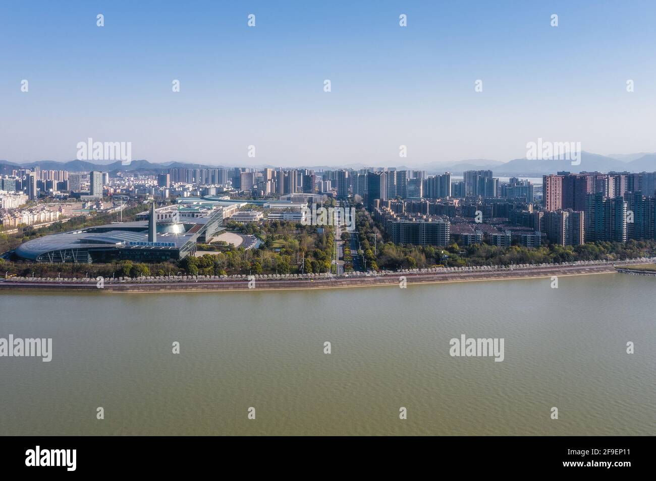 Vue aérienne sur le pont du fleuve Qiantang et la ville moderne de Hangzhou, en Chine Banque D'Images