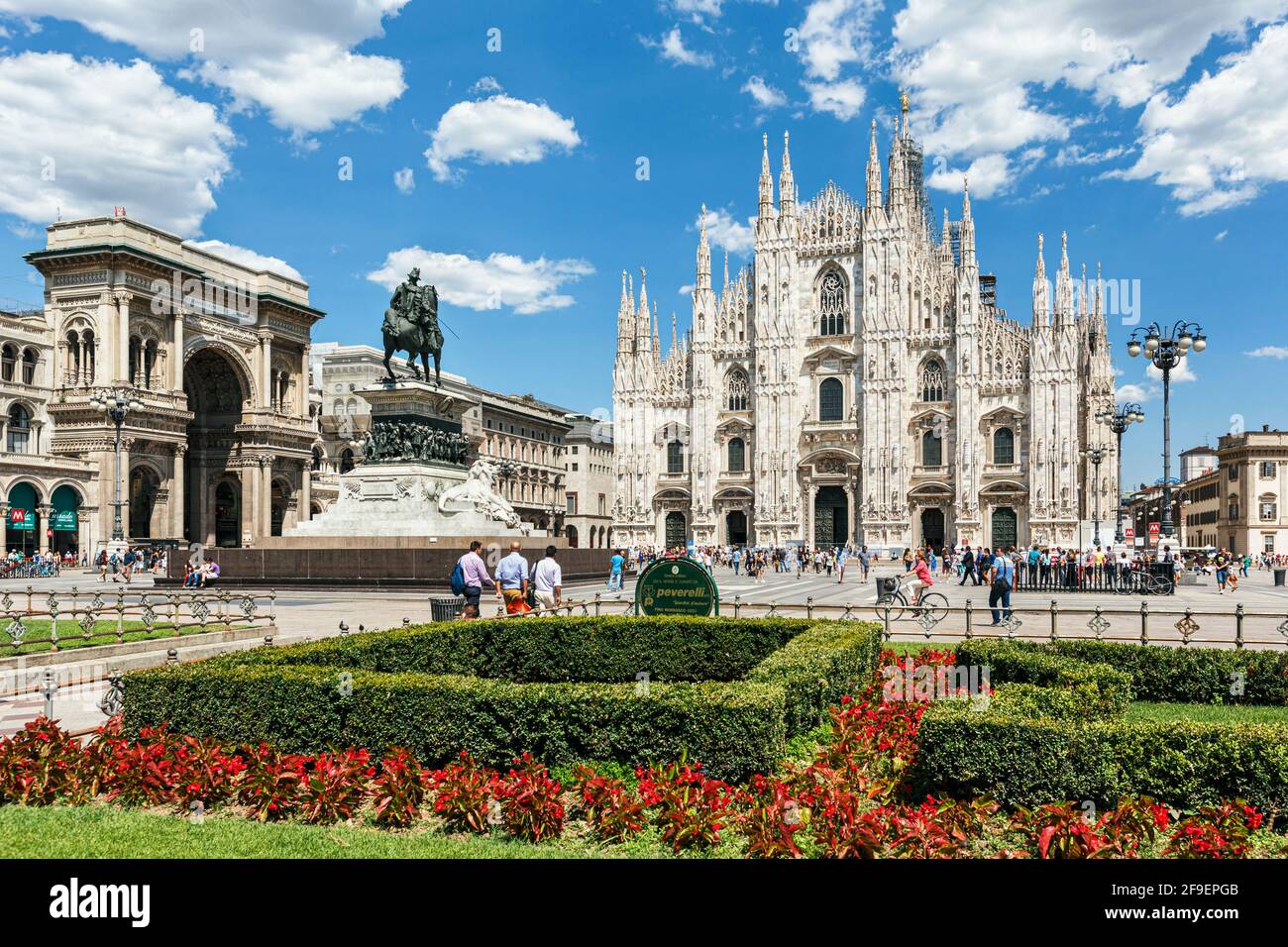 Milan, province de Milan, Lombardie, Italie. Le Duomo, ou cathédrale, sur la Piazza del Duomo. La galerie Vittorio Emanuele II se trouve à l'extrême gauche Banque D'Images