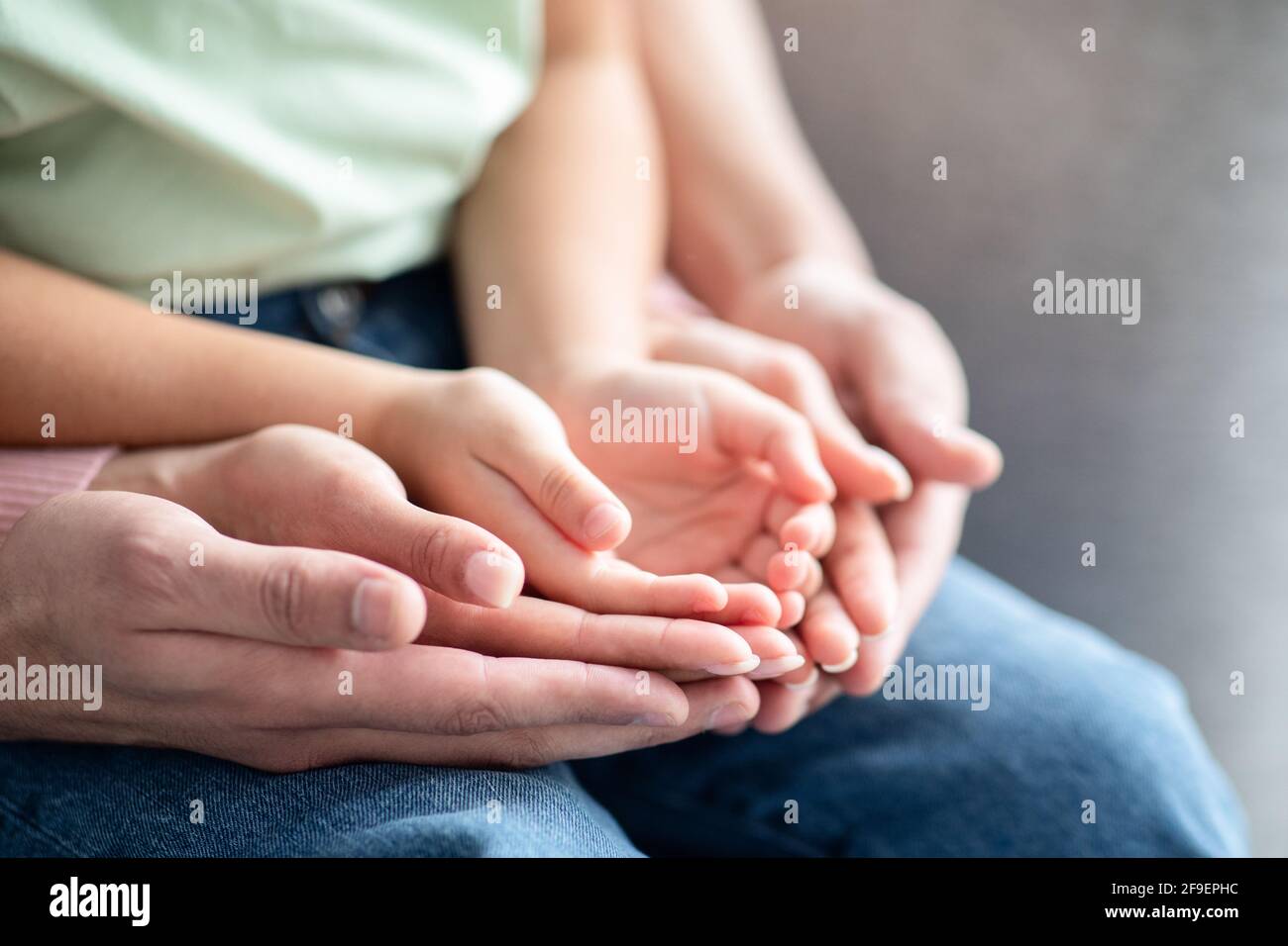Gros plan de maman, papa et enfant en plaçant leurs mains ensemble Banque D'Images