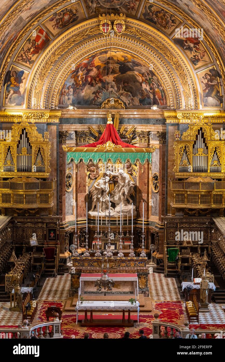 Intérieur de la co-cathédrale Saint-Jean à la Valette, Malte, autel baroque  haut dans l'église de la cathédrale construite par les Chevaliers de  l'ordre hospitalier de Saint-Jean entre 15 Photo Stock - Alamy
