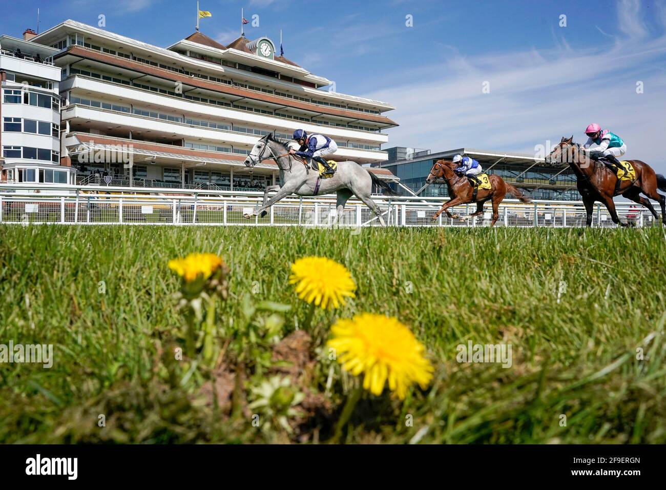 Sean Levey, Snow Lantern (à gauche), qui rentre à la maison pour gagner les piquets de jeune fille des Championnats de tennis hors taxes de Dubaï à l'hippodrome de Newbury. Date de la photo: Dimanche 18 avril 2021. Banque D'Images