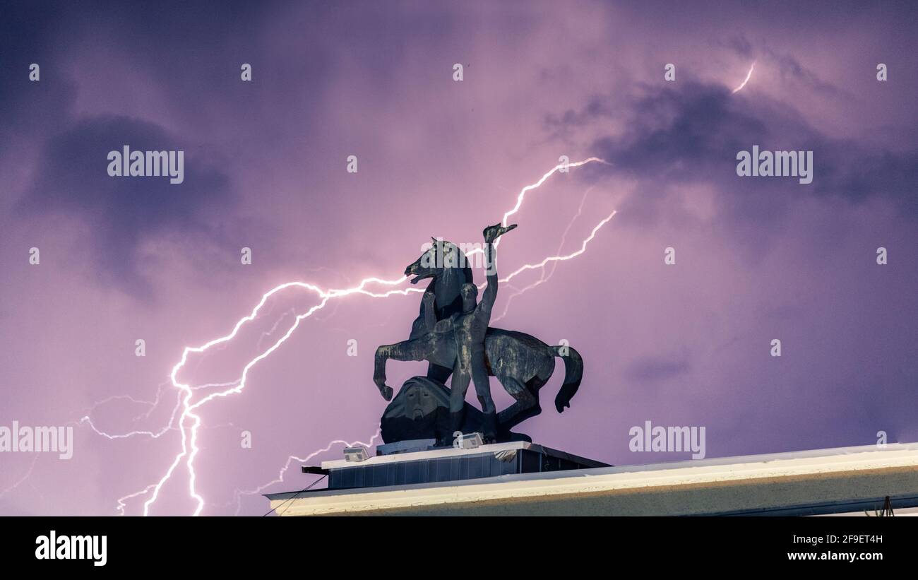 Une statue de cheval et d'homme sur le toit du bâtiment pendant la foudre Banque D'Images