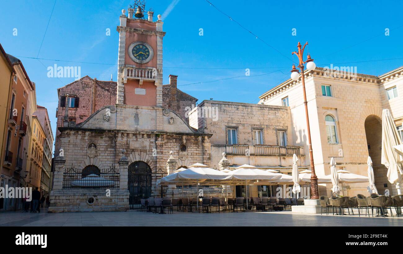 Vue panoramique sur la place principale en en Zadar, destination touristique populaire en Croatie, l'Europe. Banque D'Images