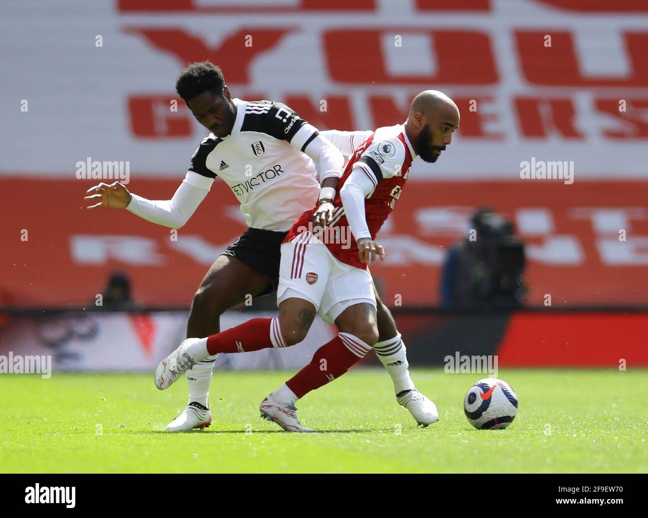 Londres, Royaume-Uni. 18 avril 2021. Ola Aina de Fulham s'attaque à Alexandre Lacazette d'Arsenal lors du match de la première ligue au stade Emirates, Londres. Le crédit photo devrait se lire: David Klein/Sportimage crédit: Sportimage/Alay Live News Banque D'Images