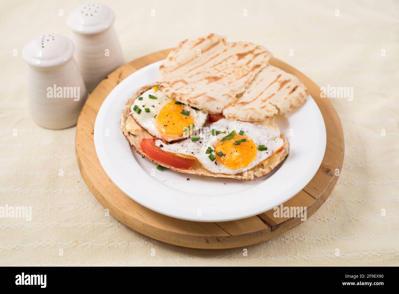 côté ensoleillé vers le haut des œufs avec pain pita Banque D'Images