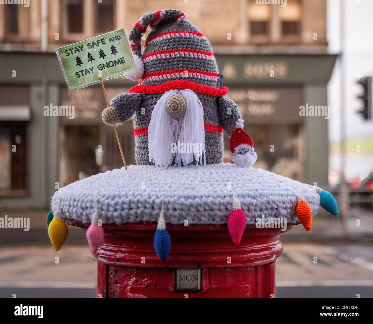 Couvercles ou haches crochetés sur le dessus des boîtes à bornes Banque D'Images