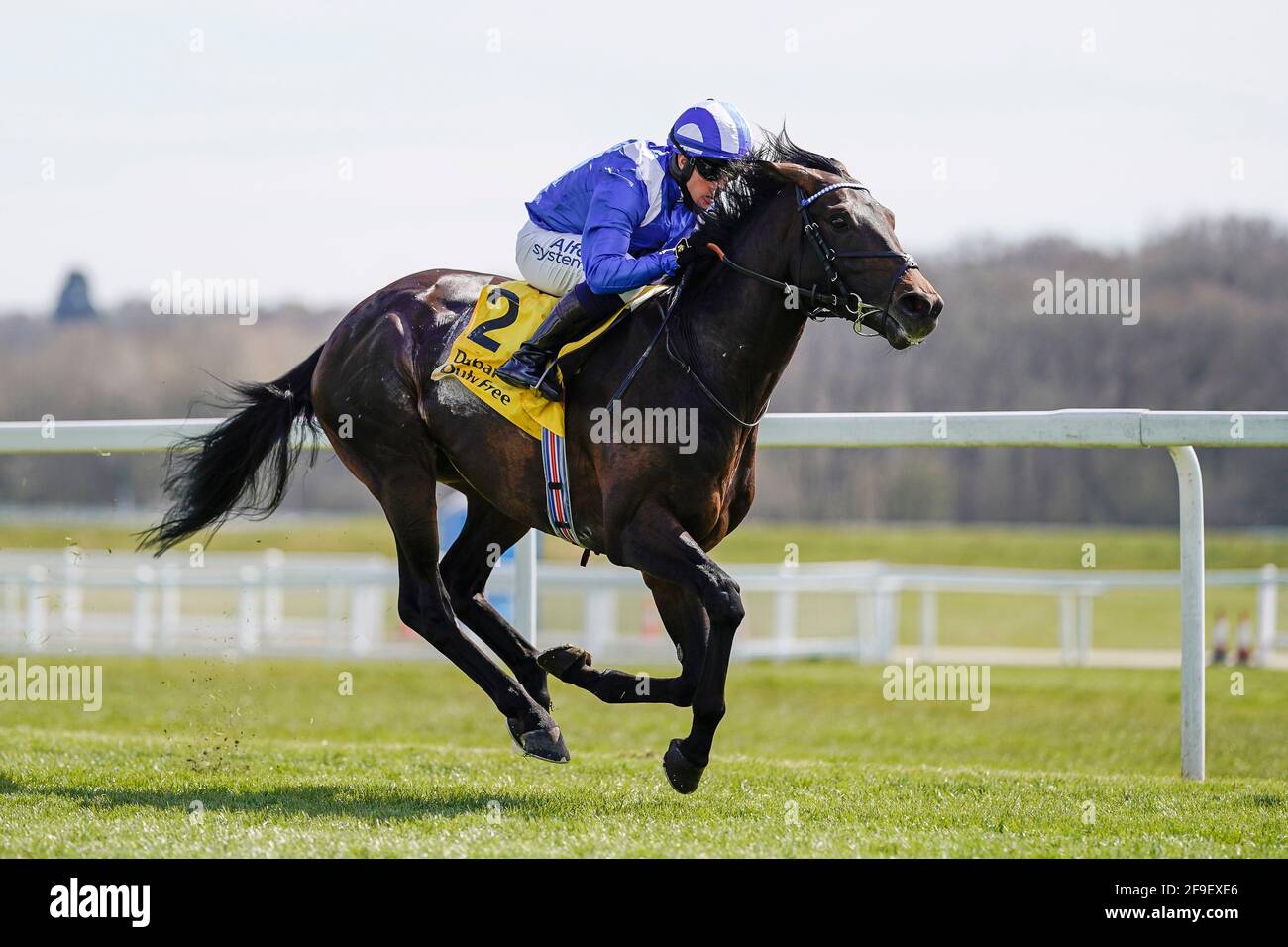 Jim Crowley à bord d'Al Aasy qui rentre à la maison pour gagner les meilleurs enjeux surprise de Dubaï Duty Free à l'hippodrome de Newbury. Date de la photo: Dimanche 18 avril 2021. Banque D'Images