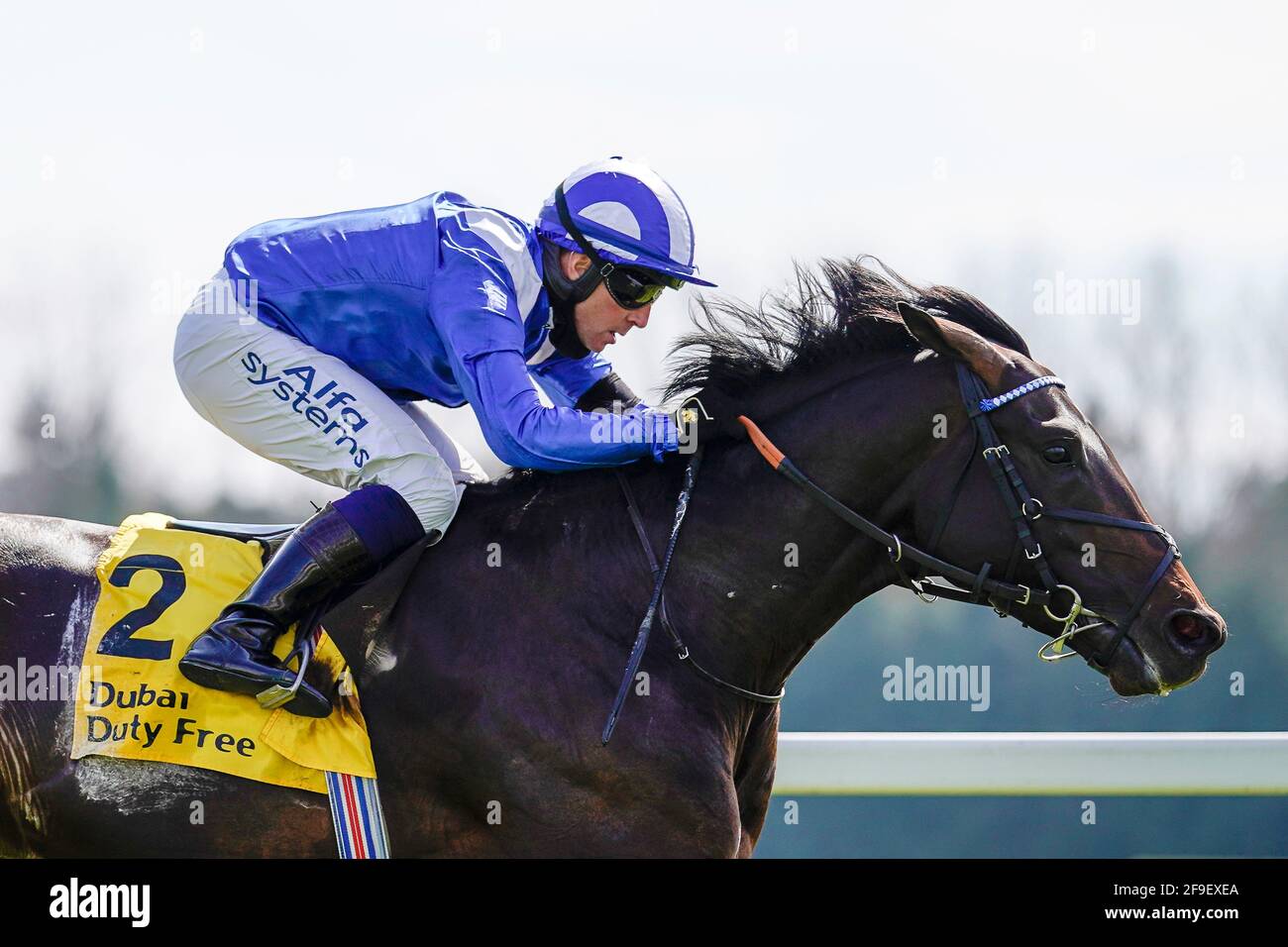 Jim Crowley à bord d'Al Aasy qui rentre à la maison pour gagner les meilleurs enjeux surprise de Dubaï Duty Free à l'hippodrome de Newbury. Date de la photo: Dimanche 18 avril 2021. Banque D'Images