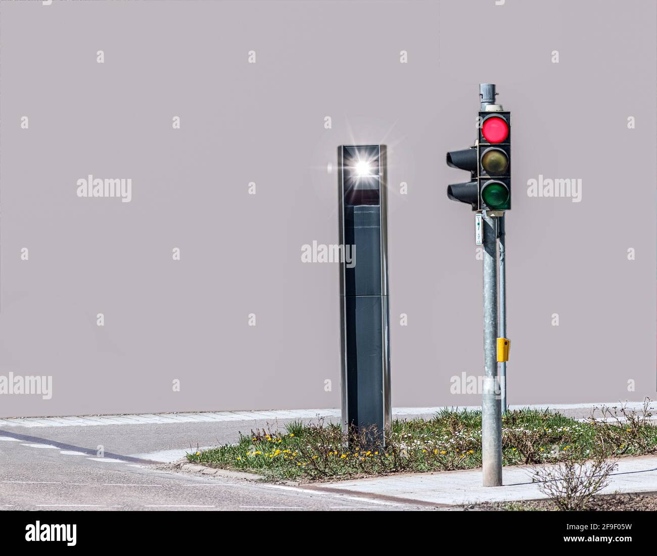 une caméra de vitesse (radar) pour la surveillance de la circulation se  trouve derrière un feu de circulation Photo Stock - Alamy