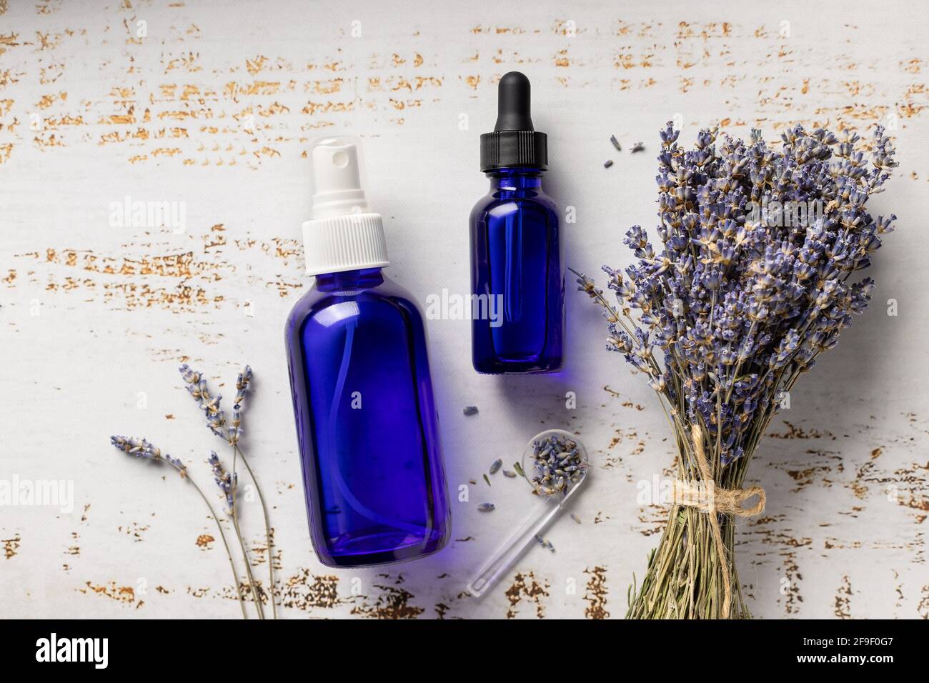 Cosmétiques de lavande et fleurs séchées Banque D'Images