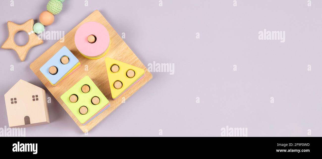 Jouets pour enfants sur fond gris clair. Développement durable de la petite enfance produits pour bébés et jouets en bois de couleur pastel naturelle. Vue de dessus, plan d'appartement Banque D'Images
