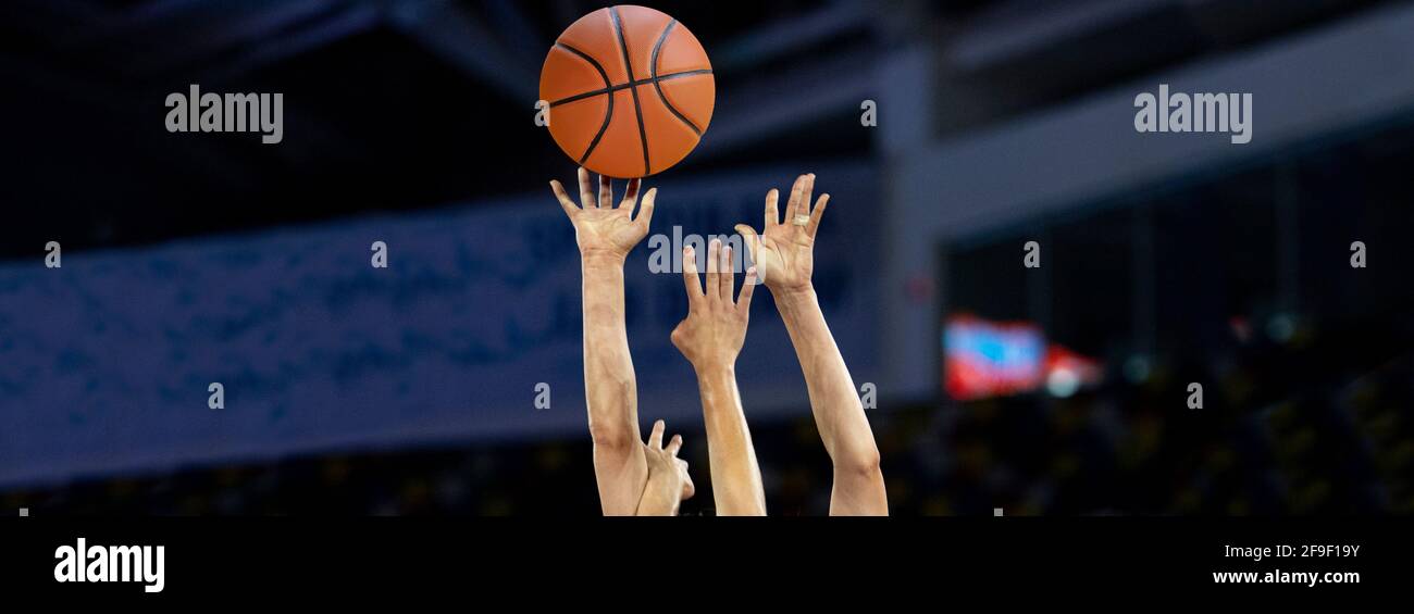 Joueurs de basket-ball professionnels en action. Arrière-plan sportif pour l'application, la bannière ou la maquette Banque D'Images