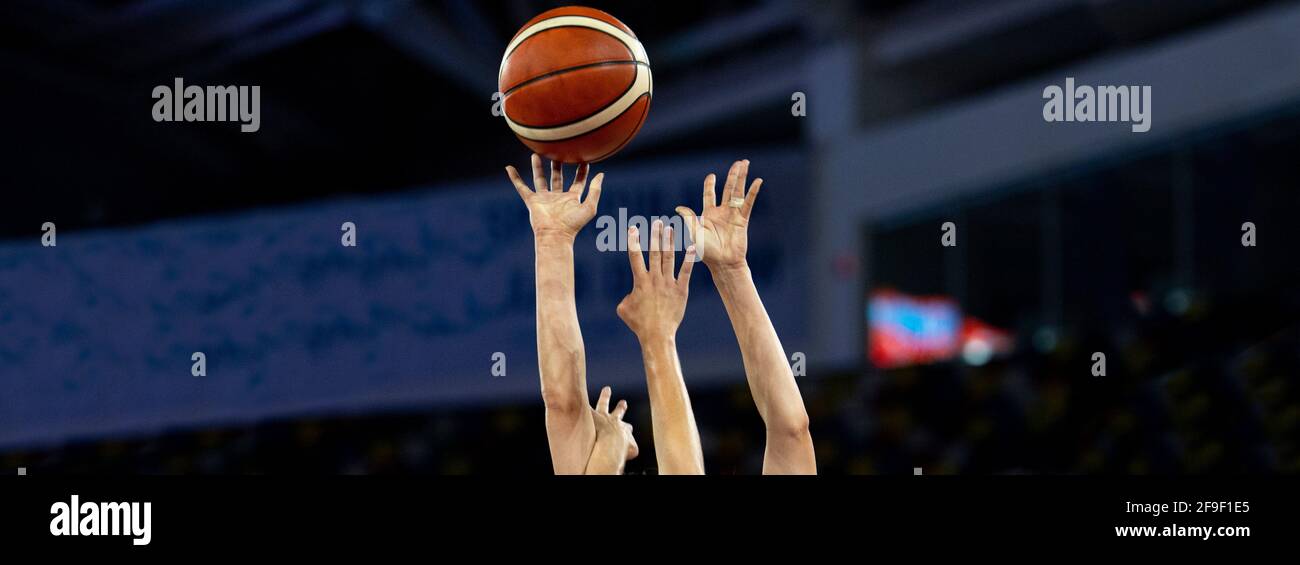 Joueurs de basket-ball professionnels en action. Arrière-plan sportif pour l'application, la bannière ou la maquette Banque D'Images