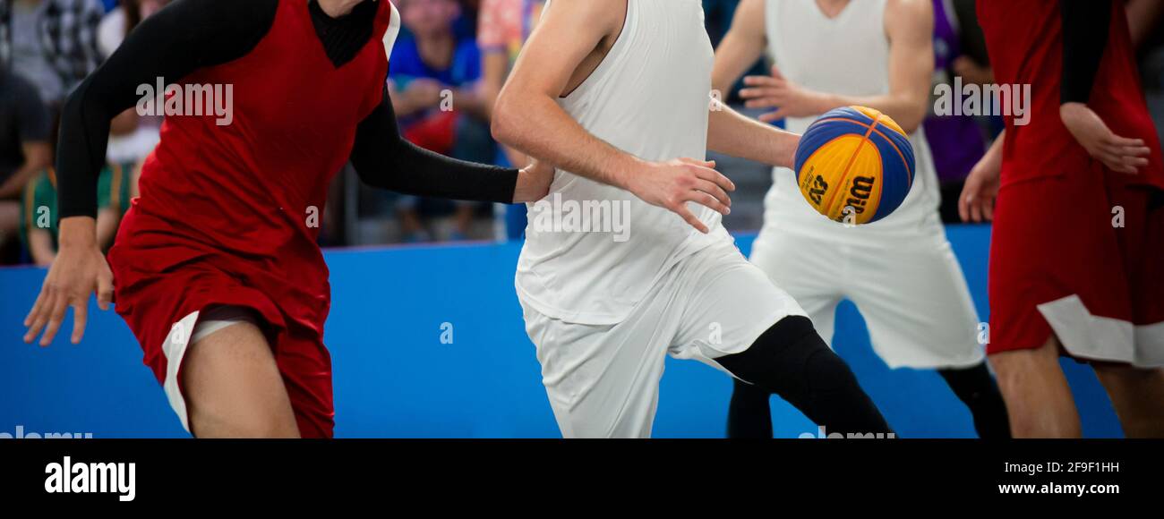 Joueurs de basket-ball 3x3 professionnels en action. Arrière-plan sportif pour l'application, la bannière ou la maquette Banque D'Images