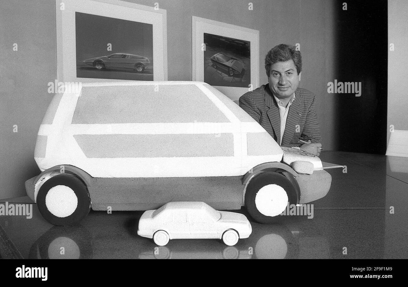 Giorgetto Giugiaro, concepteur automobile italien, est le chef d'Italdesign, avec des modèles de Lancia Thena et Capsula. Turin Italie 1986 Banque D'Images
