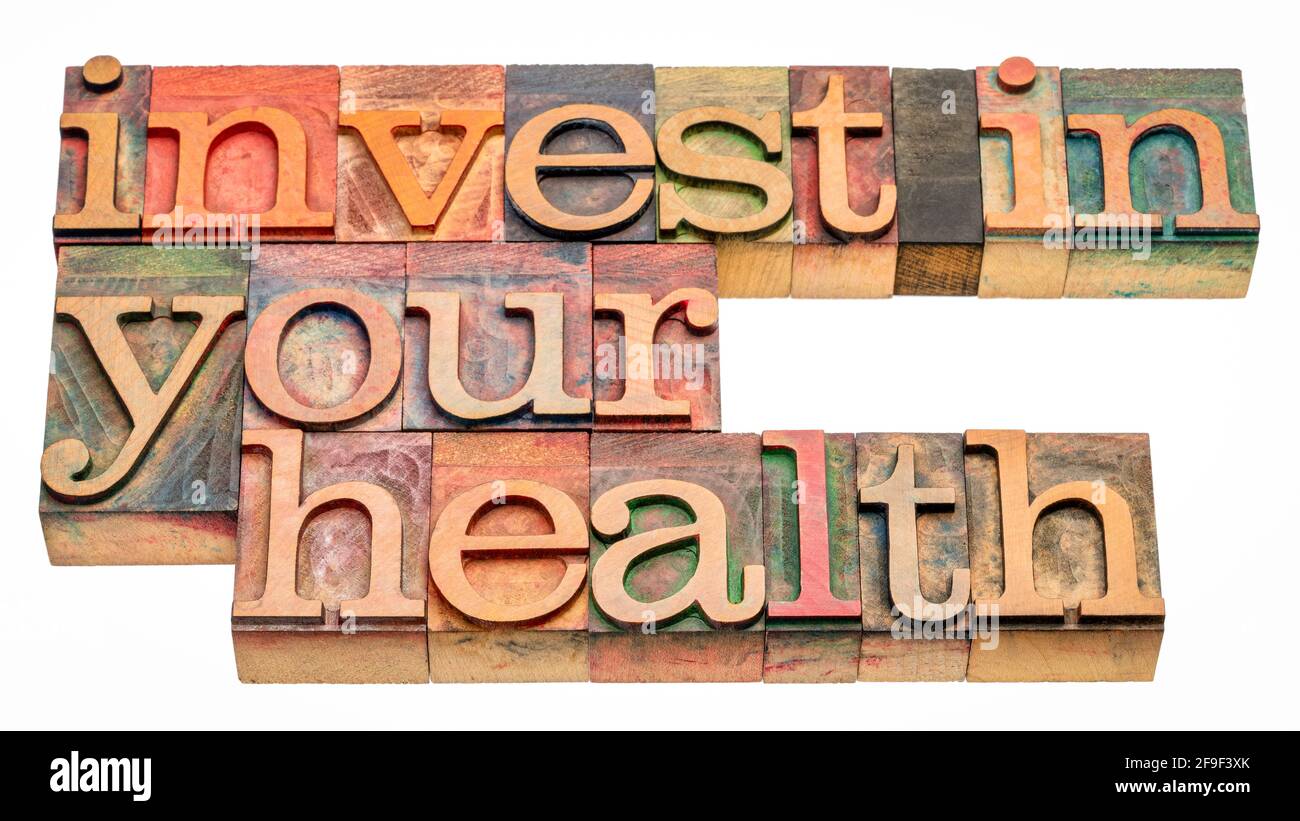 investissez dans votre santé - abrégé de mot isolé dans le type de bois de typographie, la santé, le bien-être et le concept de mode de vie sain Banque D'Images