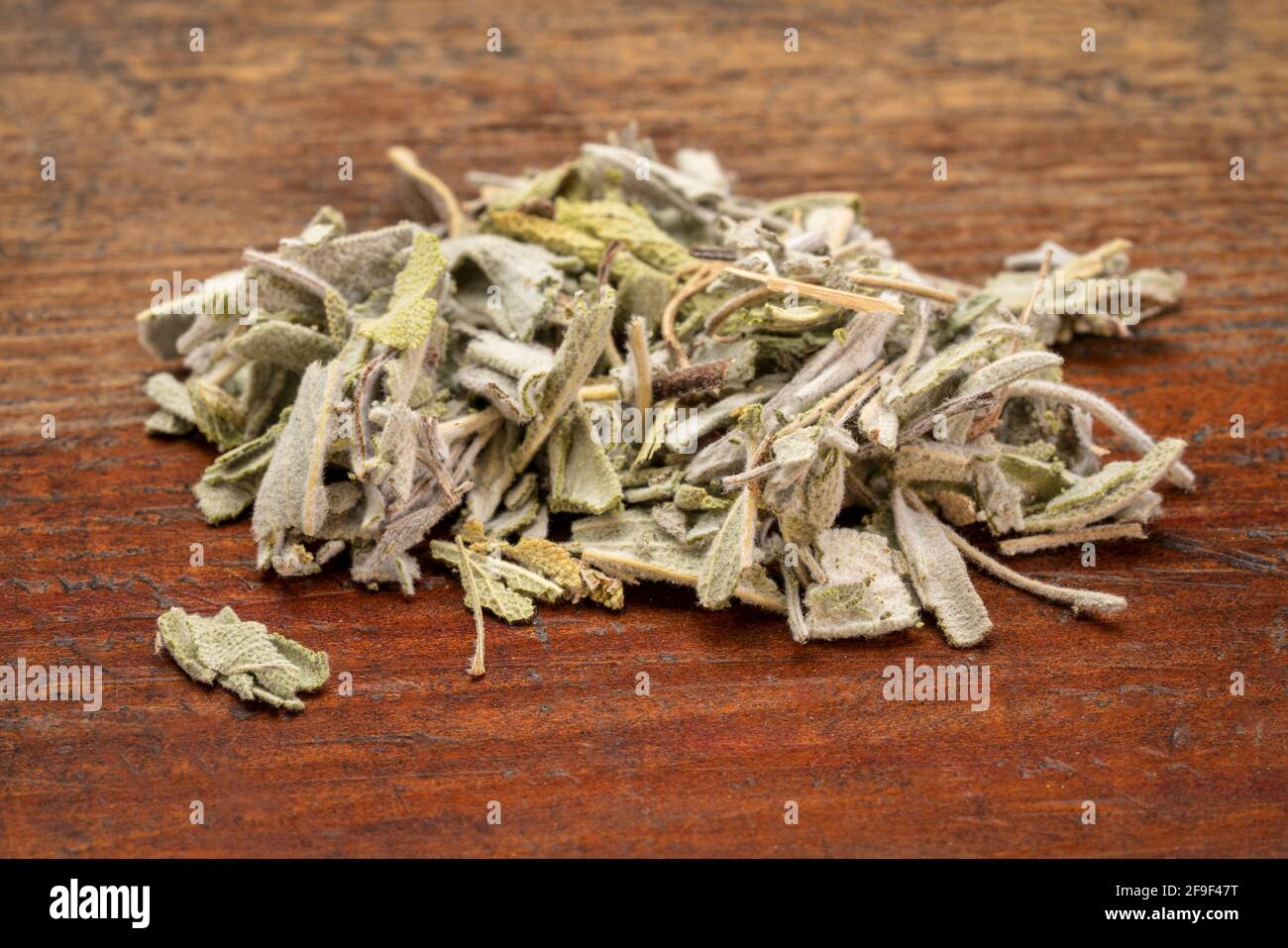 feuilles de thé sec aux herbes, une pile sur un bois rustiques et abîmé Banque D'Images