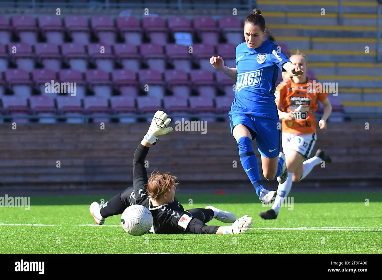 Eskilstuna, Suède. 18 avril 2021. Felicia Rogic (16 Eskilstuna) passe au-dessus de Brett Maron (1 Kristianstad) et marque 1-1 au cours du match dans la Ligue suédoise OBOS Damallsvenskan le 18 avril 2021 entre Eskilstuna et Kristianstad à Tunavallen à Eskilstuna, Suède Credit: SPP Sport Press photo. /Alamy Live News Banque D'Images