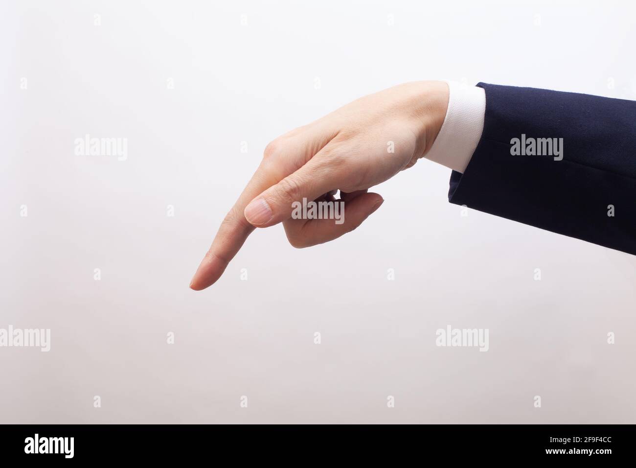 La main d'un homme d'affaires en appuyant sur un bouton avec son index Banque D'Images La main d'un homme d'affaires en appuyant sur un bouton avec son index Banque D'Images