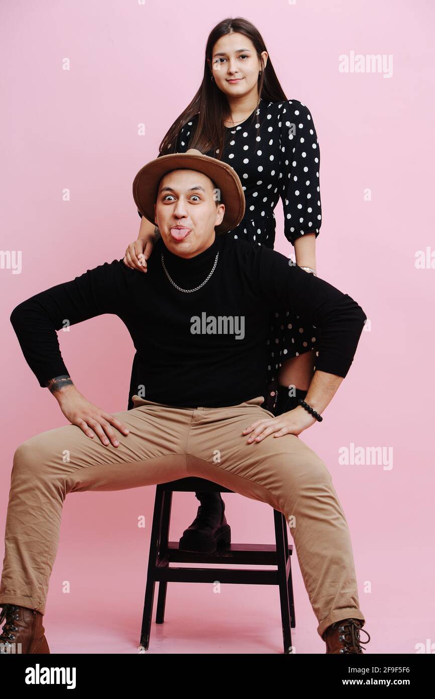 Portrait ridicule et ridicule d'un jeune couple, l'homme grimace, la femme est jolie Banque D'Images