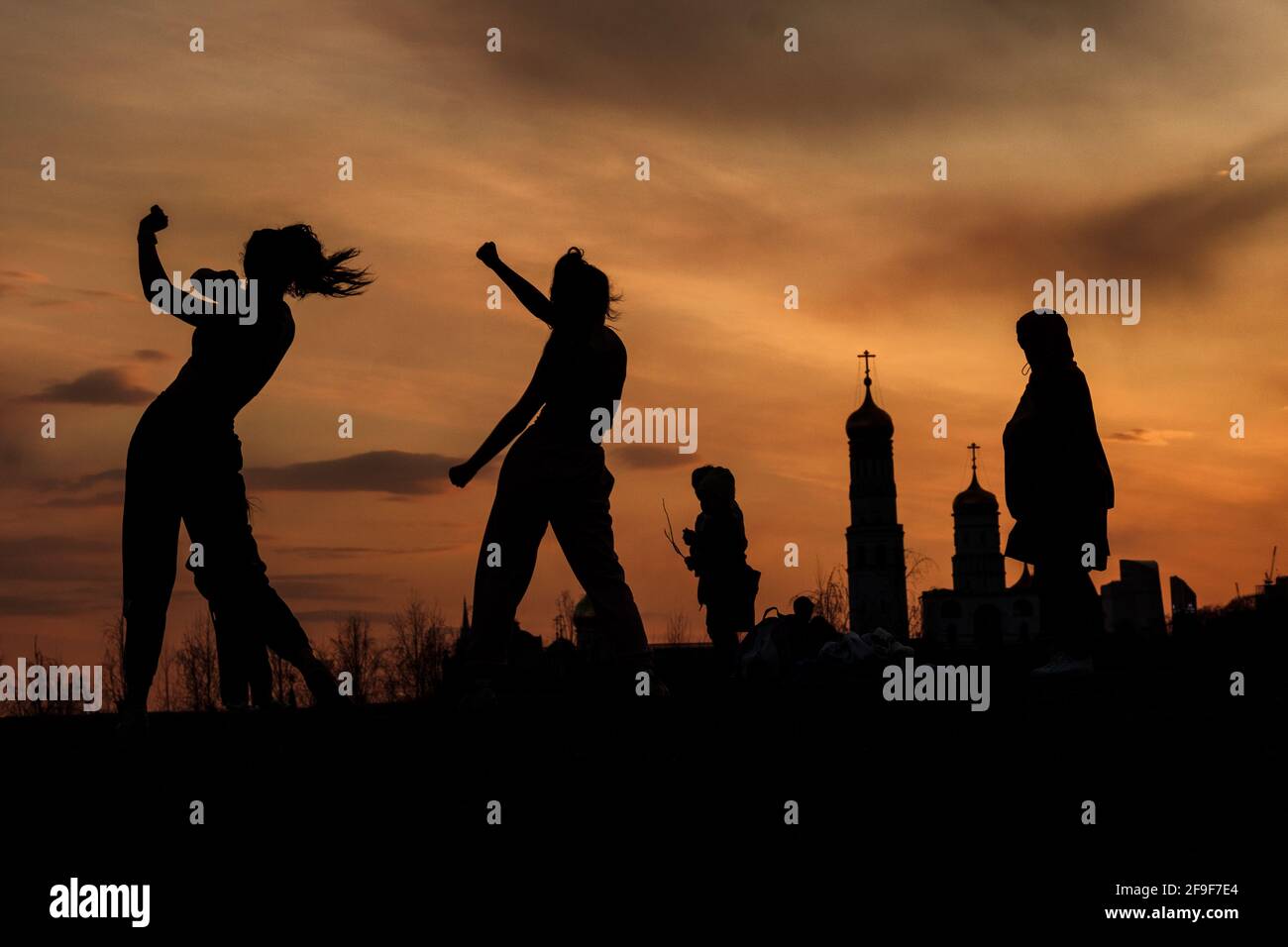 MOSCOU, RUSSIE - AVRIL 17 2021 : les filles dansent au coucher du soleil dans le parc de Zaryadye Banque D'Images