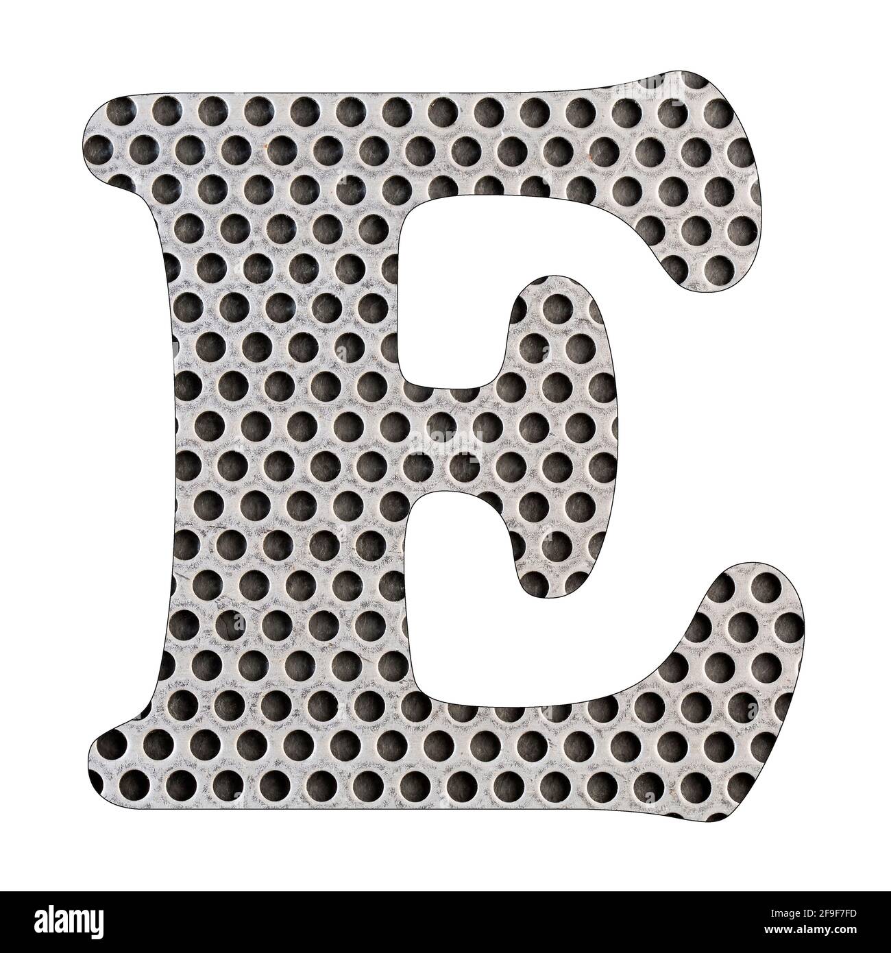 Lettre E de l'alphabet - tôle perforée en acier inoxydable. Arrière-plan blanc Banque D'Images