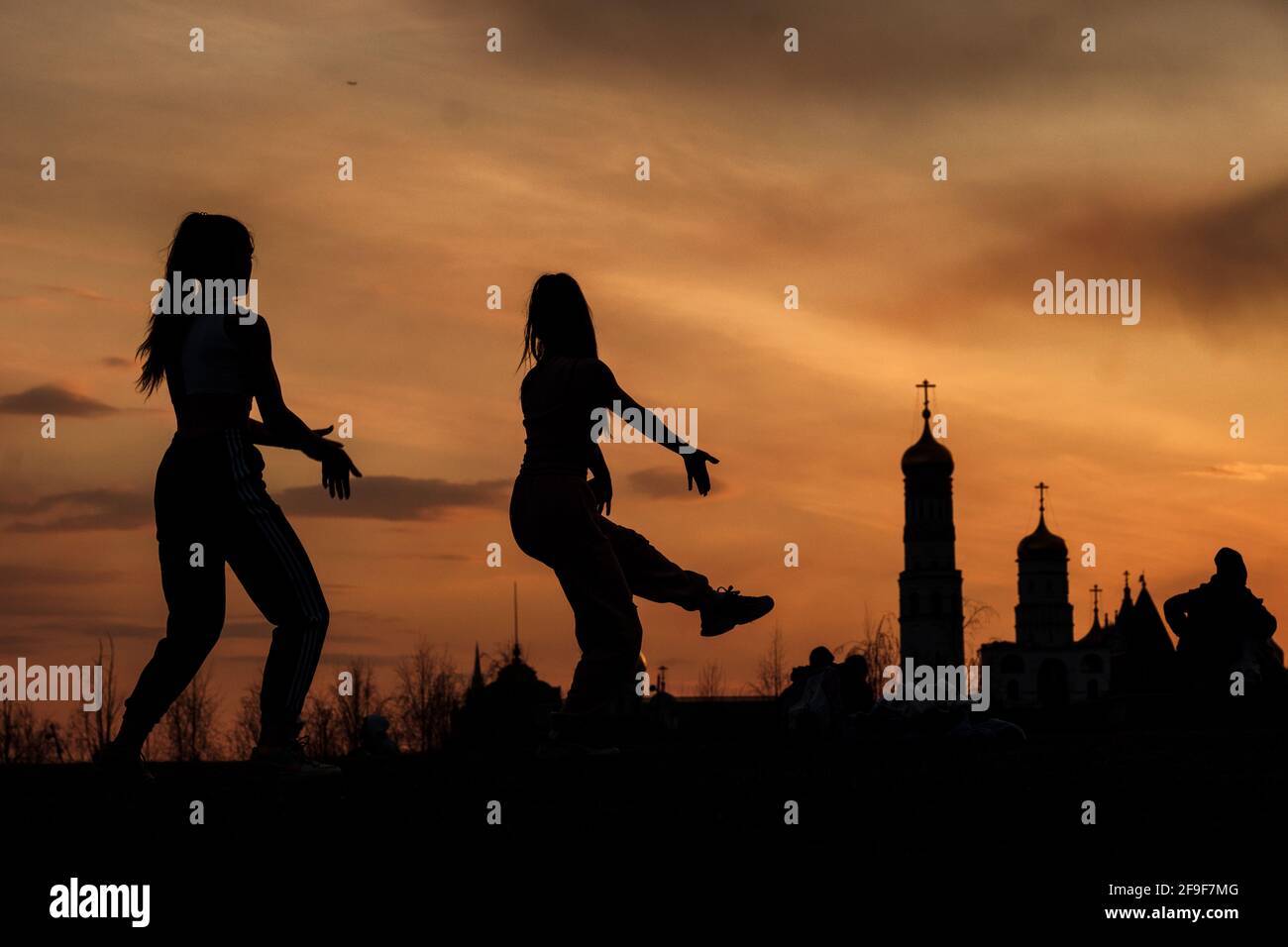 MOSCOU, RUSSIE - AVRIL 17 2021 : les filles dansent au coucher du soleil dans le parc de Zaryadye Banque D'Images