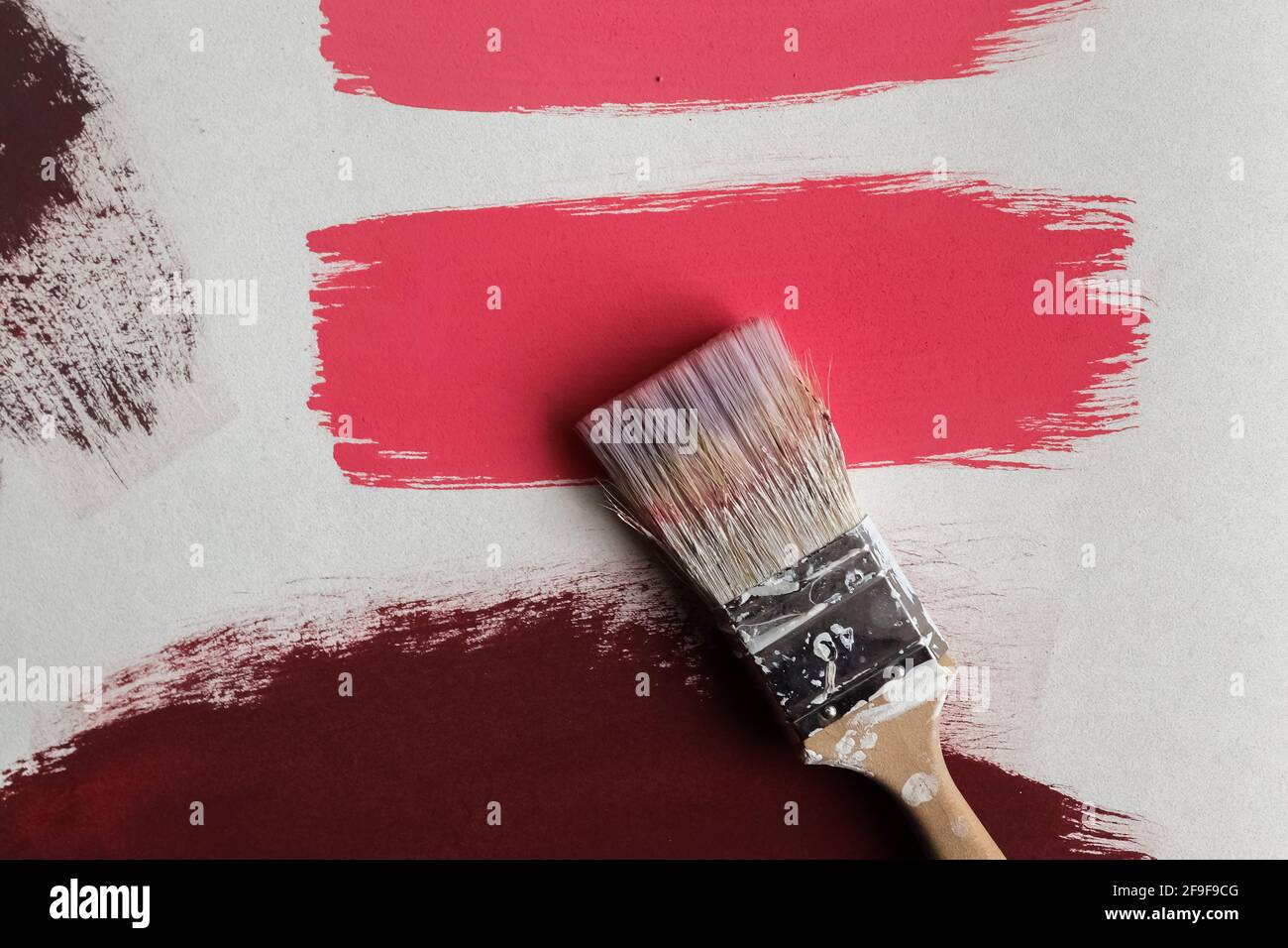 Concept d'un pinceau sur un morceau de papier avec des traits de pinceau à  la peinture rouge et marron Photo Stock - Alamy