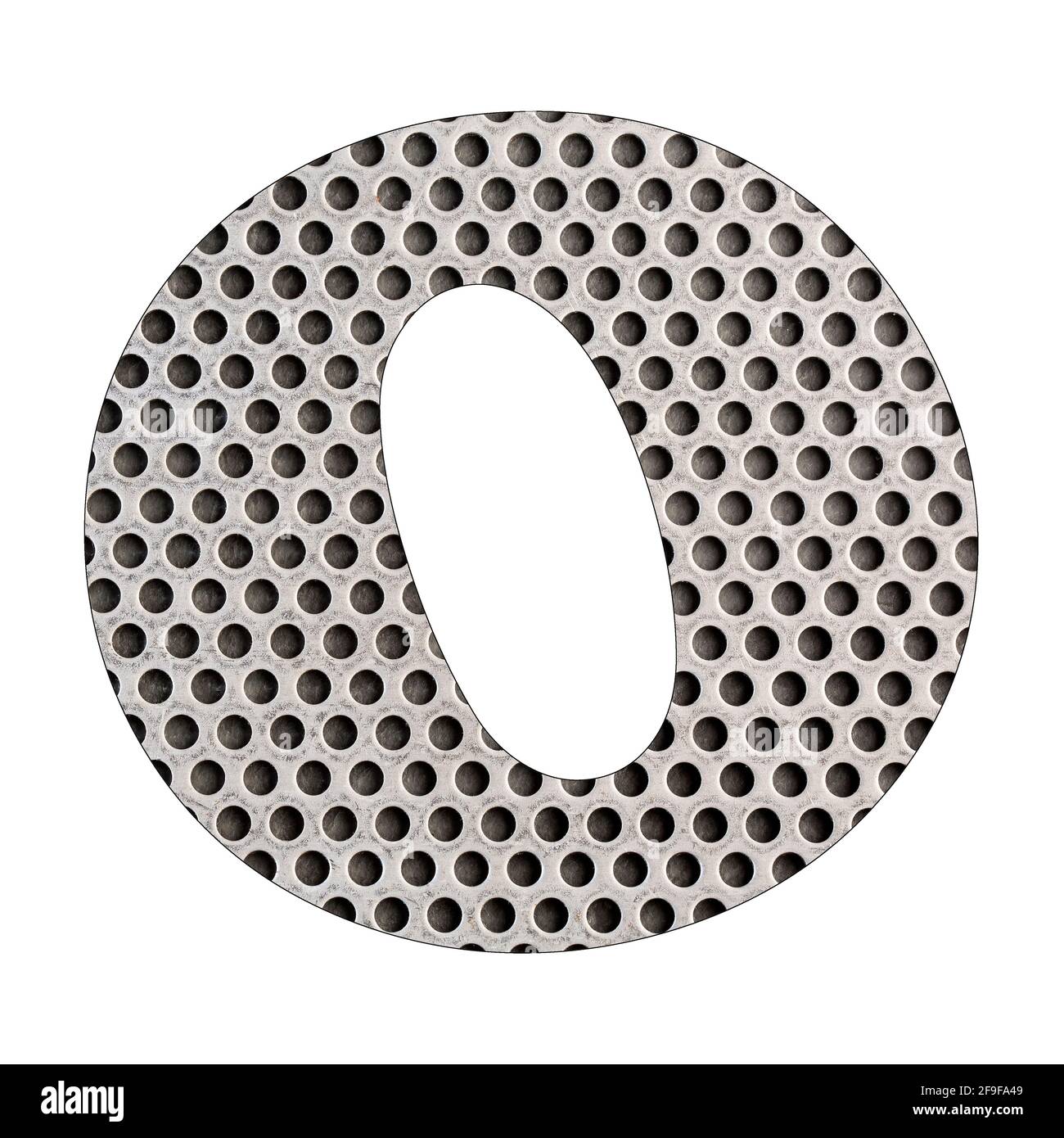 Lettre O de l'alphabet - tôle perforée en acier inoxydable. Arrière-plan blanc Banque D'Images