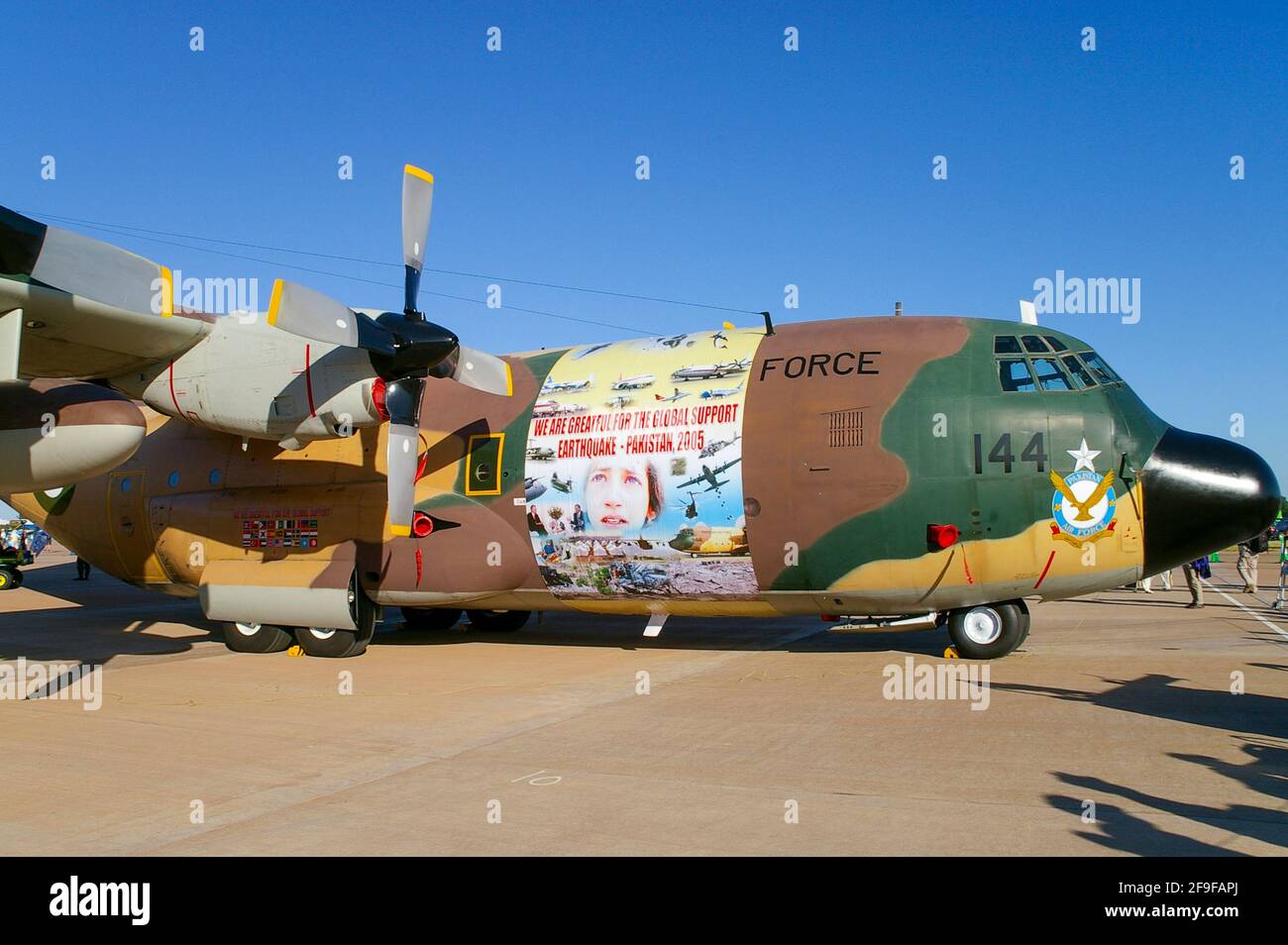 Avion de transport Hercules C-130 de la Force aérienne du Pakistan Lockheed, avec un programme de peinture spécial pour remercier le soutien mondial au tremblement de terre de 2005. Aide, secours Banque D'Images