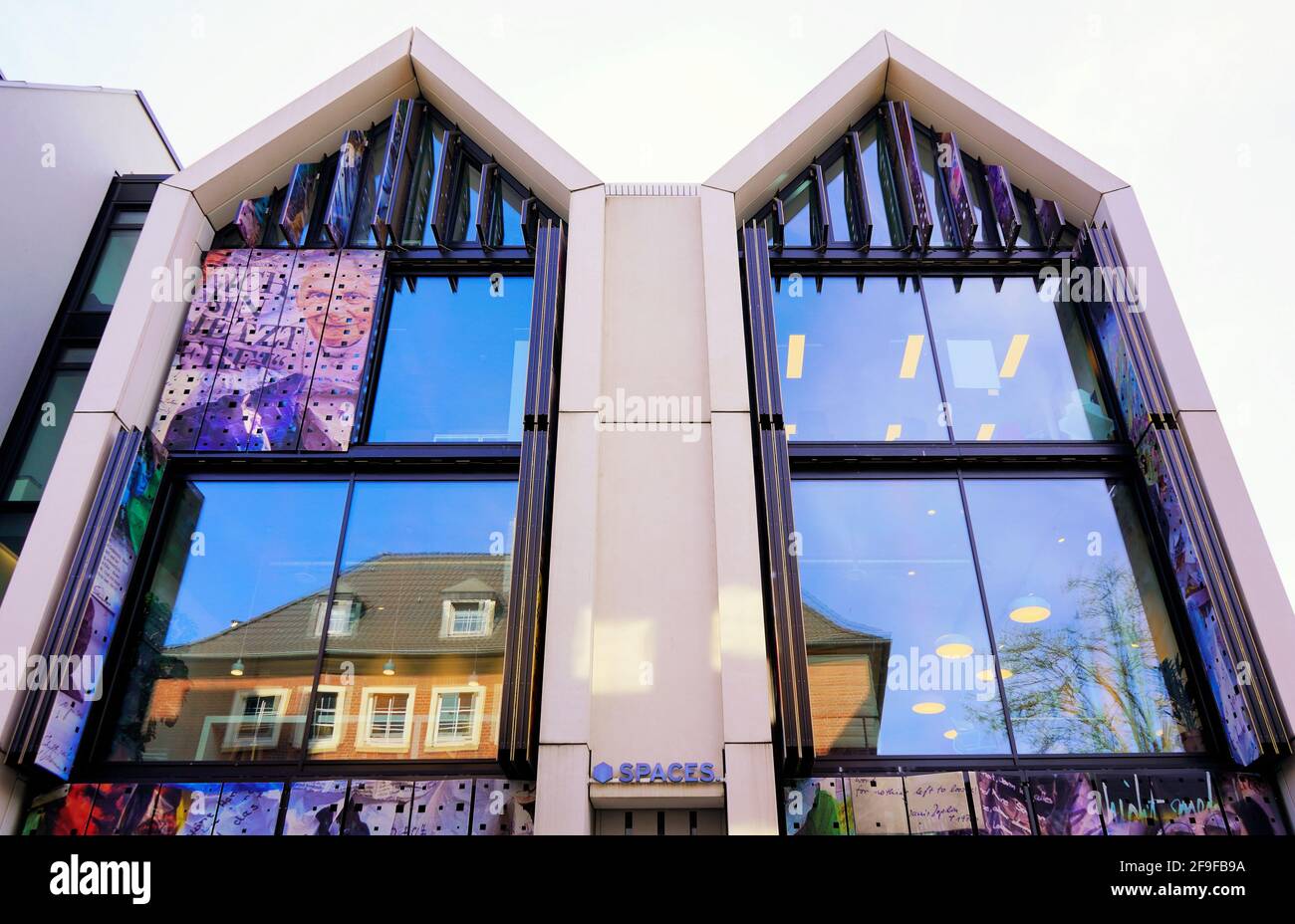 Bâtiment moderne avec reflet de verre dans la vieille ville de Düsseldorf. Banque D'Images