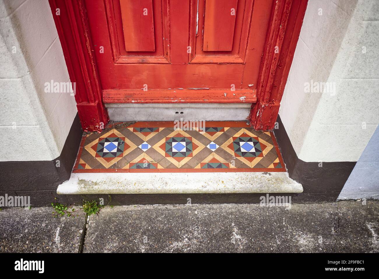 Une porte carrelée sur un bâtiment victorien à Douglas, sur l'île de Man Banque D'Images