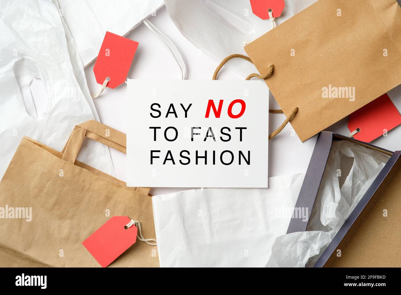 Sur le papier blanc, sur les sacs à provisions de la table, l'affiche « ne pas faire de mode rapide ». Banque D'Images