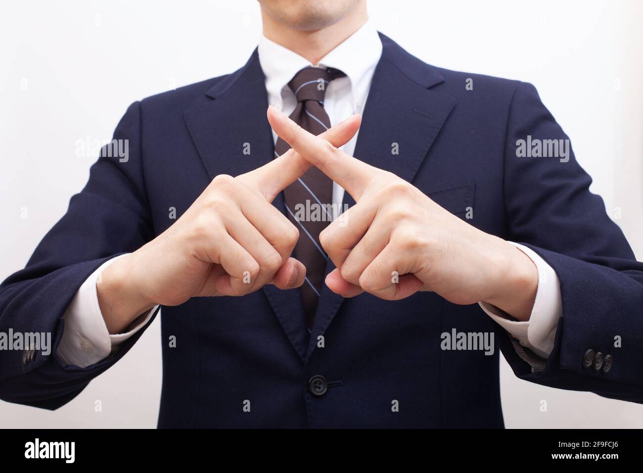 Un signe de main interdisant aux hommes de faire des marques de croix avec leurs doigts Banque D'Images