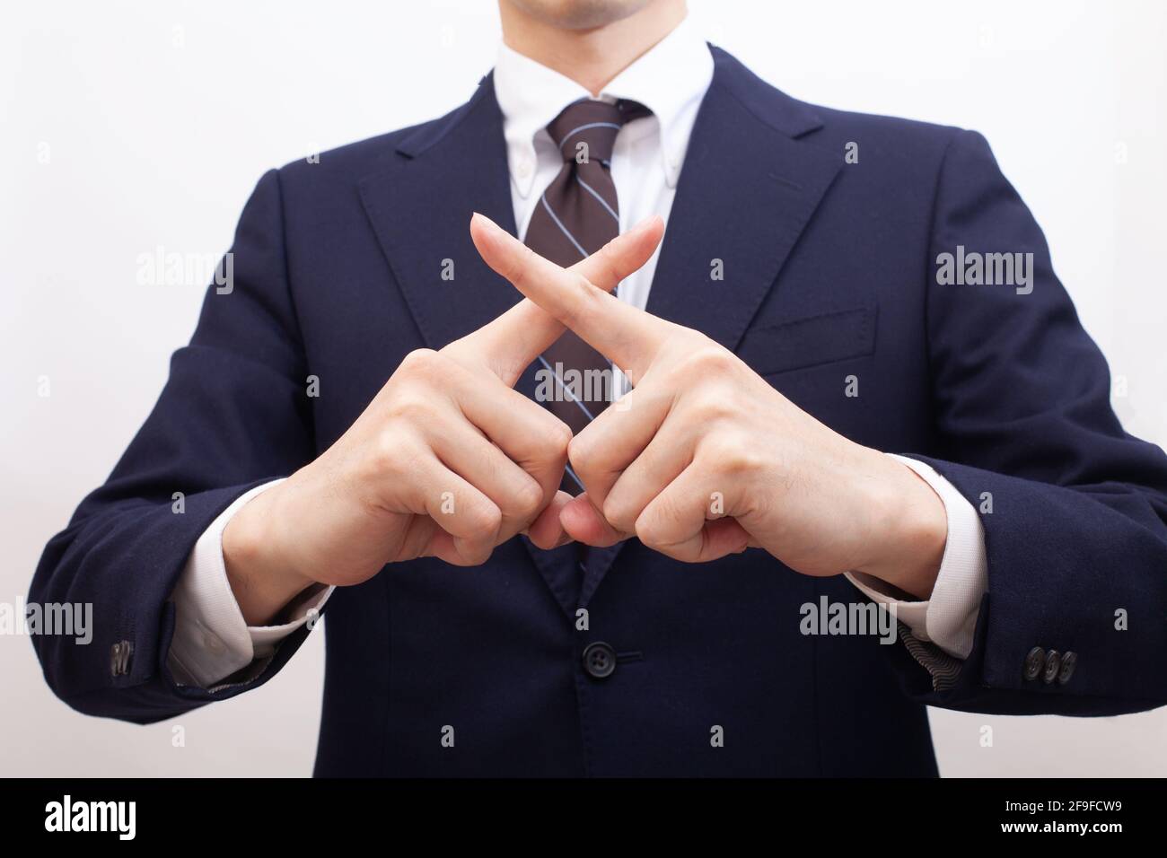 Un signe de main interdisant aux hommes de faire des marques de croix avec leurs doigts Banque D'Images