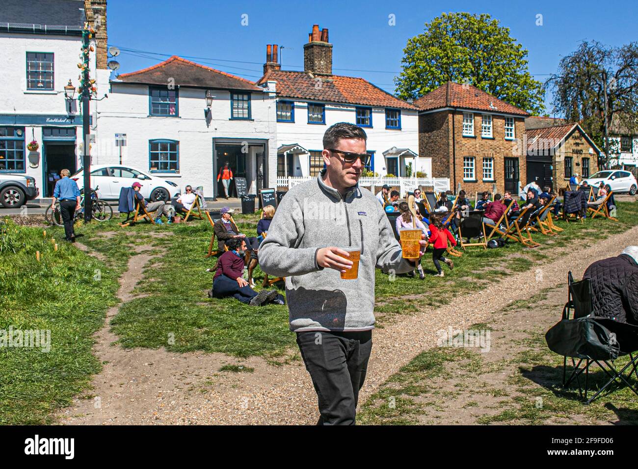 WIMBLEDON LONDRES, ROYAUME-UNI. 18 avril 2021. Les personnes qui boivent à l'extérieur sous le soleil devant les pubs rouverts sur Wimbledon Common le premier week-end de l'assouplissement des restrictions Covid-19 avec une mini vague de chaleur prévue pour frapper Londres et certaines parties du Royaume-Uni cette semaine avec des températures plus élevées atteignant 22celsius. Credit amer ghazzal/Alamy Live News Banque D'Images