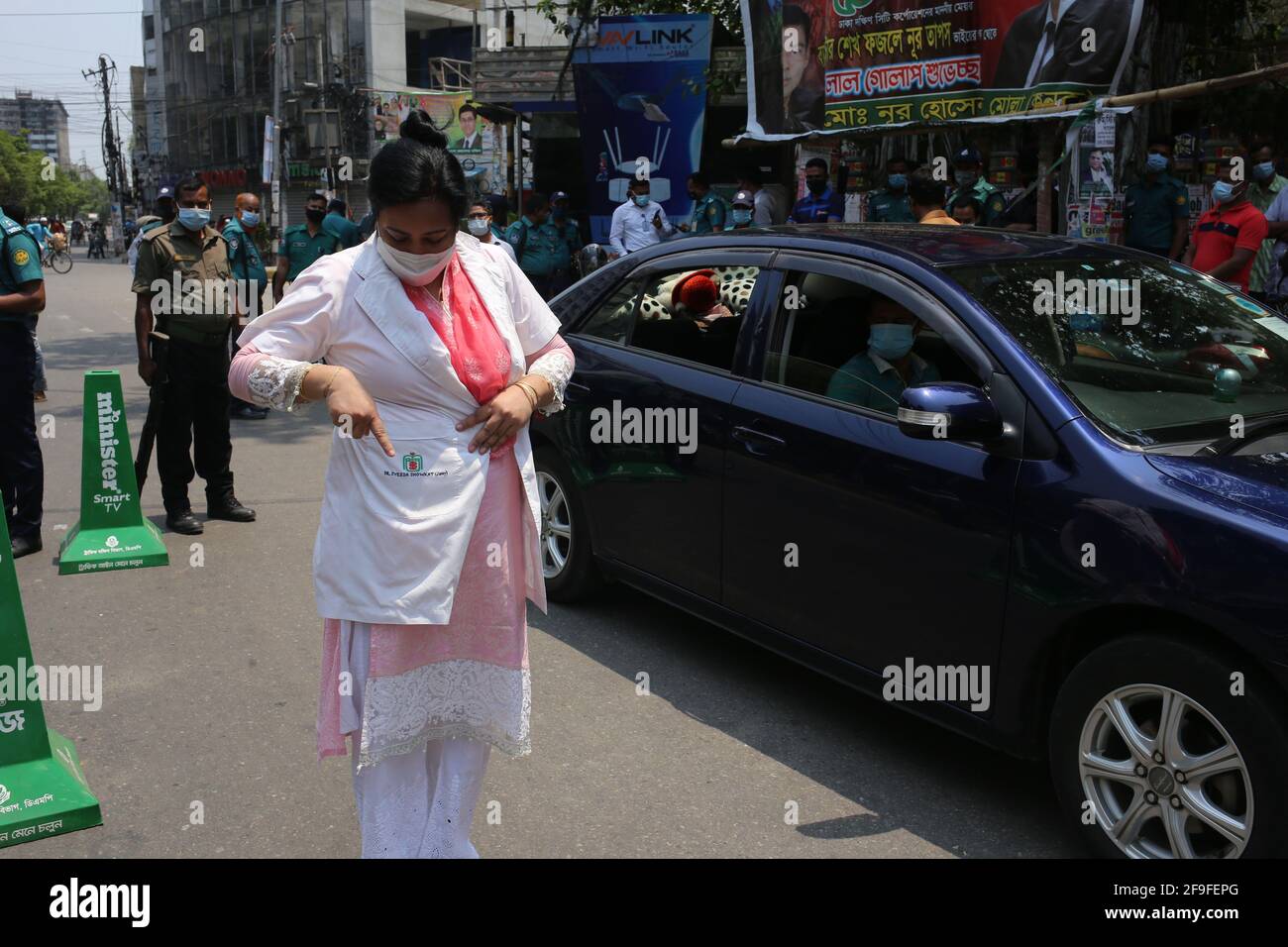 Dhaka, Bangladesh. 18 avril 2021. Les médecins seront en dehors des restrictions du mouvement de verrouillage, a déclaré la notification officielle. Malgré cette instruction, un médecin a été harcelé dans la rue pour ne pas avoir montré sa carte d'identité. À un moment donné, elle a continué à montrer le logo de l'hôpital sur son tablier. Crédit: Md Rakibul Hasan/ZUMA Wire/Alay Live News Banque D'Images
