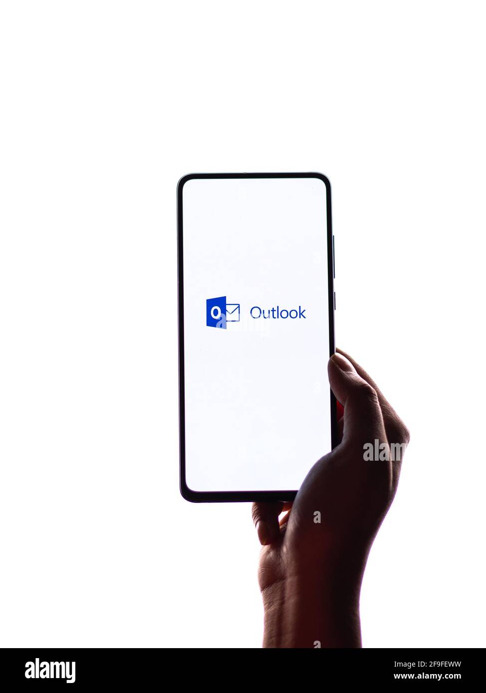 Assam, inde - 19 avril 2021 : logo Outlook sur l'écran du téléphone image de stock. Banque D'Images