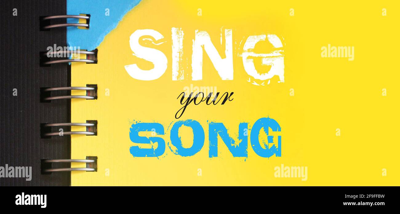 Chantez vos mots de chanson sur la page bleu ciel de coaaabok en blanc et en rose. Concept de musique. Banque D'Images