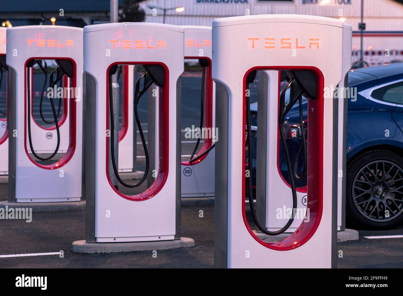 Station de charge du compresseur pour les véhicules électriques Tesla, Tesla modèle S, Frechen, Rhénanie-du-Nord-Westphalie, Allemagne. T. De l'outil de lestation du compresseur de suralimentation Banque D'Images