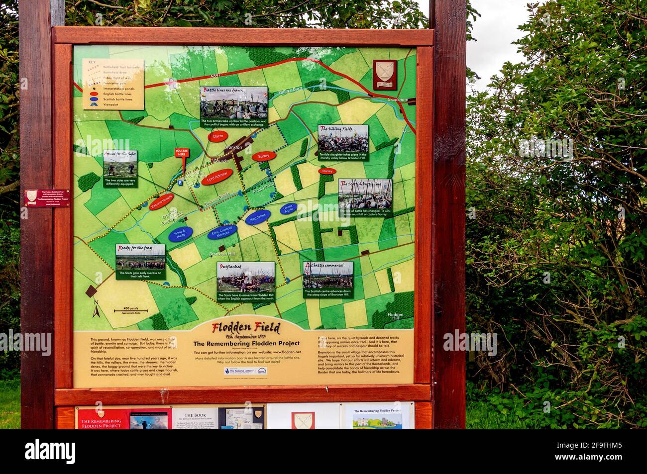 Un grand cadre en bois affiche une carte et des informations en couleur Concernant le sentier autour des champs où la bataille De Flodden a été combattu en 1513 Banque D'Images