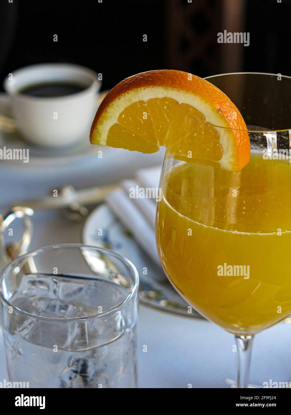 Gros plan d'un verre de jus d'orange fraîchement pressé, accompagné d'un  verre d'eau glacée et d'une tasse de café noir pour le petit déjeuner, avec  espace pour le photocopieur Photo Stock -