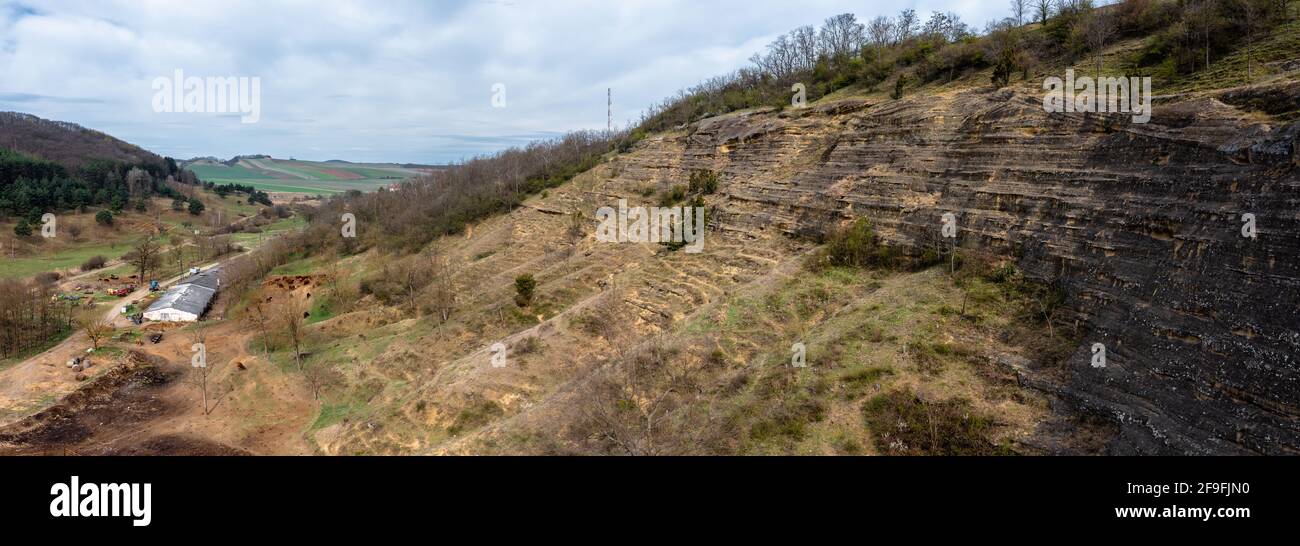 Kishartyán, Hongrie - vue aérienne sur la grotte de grès qui se trouve dans la partie orientale des montagnes Cserhát. Destination touristique populaire. Hongrois Banque D'Images