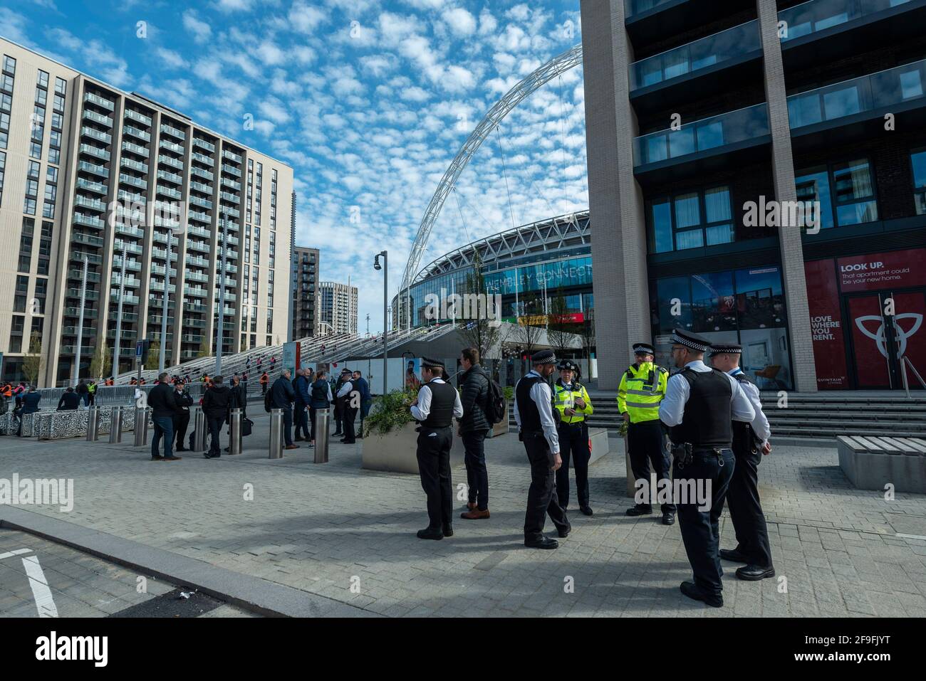 Londres, Royaume-Uni. 18 avril 2021. Police devant le stade Wembley, avant le match de demi-finale de la FA Cup entre Leicester City et Southampton. 4,000 résidents locaux ont été invités à assister au match, le plus grand nombre de spectateurs participant à un match dans un stade britannique depuis plus d'un an. Les tests Covid-19 seront effectués avant et après le match et les données recueillies seront utilisées pour planifier la manière dont tous les tournois sportifs peuvent échapper au verrouillage. Credit: Stephen Chung / Alamy Live News Banque D'Images